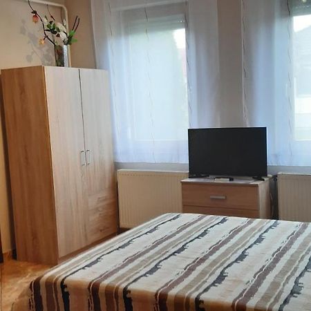 גיולה Flora Apartman מראה חיצוני תמונה