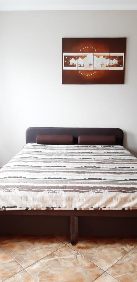 גיולה Flora Apartman מראה חיצוני תמונה