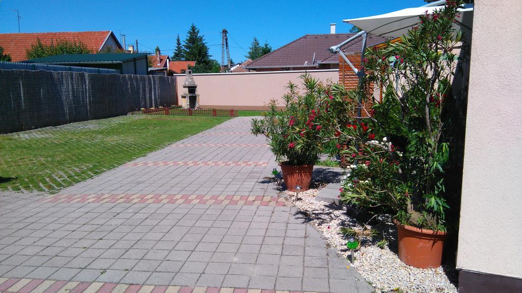 גיולה Flora Apartman מראה חיצוני תמונה